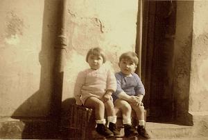 FRANCINE ET FRANCOIS DEVANT LA MAISON